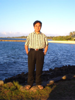 朱熹平，304am永利数学系教授，1998年度国家杰出青年科学基金获得者，2001 年至 2006 年被聘为教育部长江学者奖励计划特聘教授，分别于 2002年和 2013 年为全国百篇优秀博士学位论文指导教师, 2015年度国家自然科学基金创新研究群体项目学术带头人。朱熹平教授主要从事几何分析领域的研究：解决了Ricci 流的唯一性公开问题，证明了四维情形的由 Wolf 奖和 Abel 奖获得者Gromov所提出的正迷向曲率流形猜测（这也被 Schoen 在2010年国际数学家大会的1小时大会报告中重新提出），为国际重大数学课题Thurston几何化猜测的最终证明做出了一份贡献。  著名数学难题Poincaré猜测仅是Thurston 几何化猜测的小部分。1982-2002 年间，Hamilton 建立了利用 Ricci 流解决Thurston 几何化猜测的研究框架。2002-2003 年间，Perelman 在互联网上贴出了三篇论文，简略地提出了完成 Hamilton 框架的论证。Hamilton-Perelman 理论能否给出 Thurston 几何化猜测的证明是当时国际数学界众所关心的问题。全世界至少有三个团